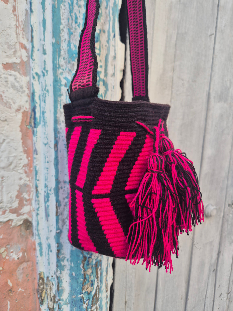 Wayuu Mochila • MEDIUM • Black & Fuchsia