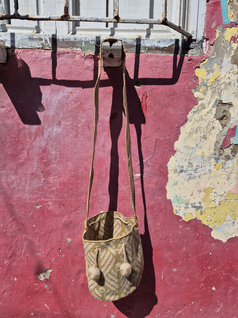 Wayuu Mochila mediano • single thread • hilo de seda • Gold/Off-White