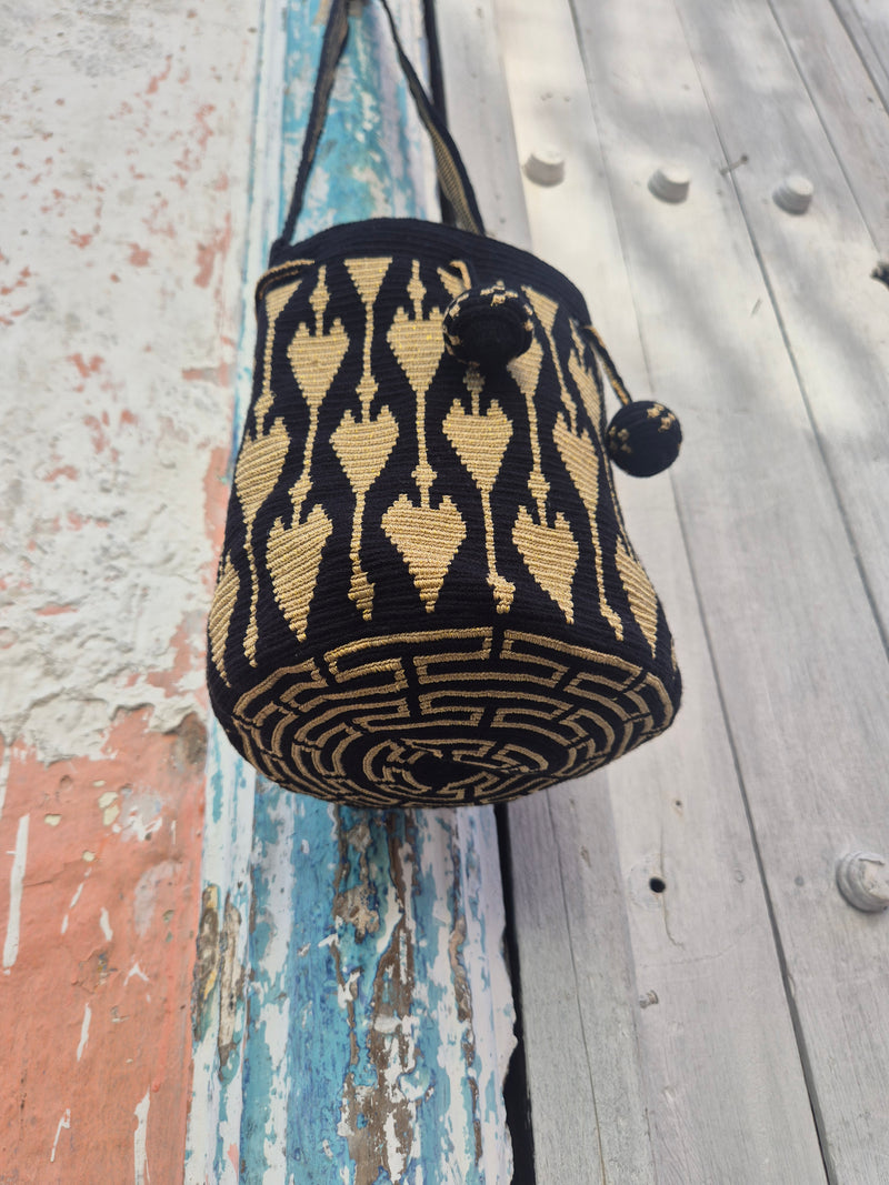 Wayuu LOVE Mochila mediano • single thread • hilo de seda • Black & Gold