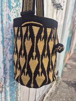 Wayuu LOVE Mochila mediano • single thread • hilo de seda • Black & Gold