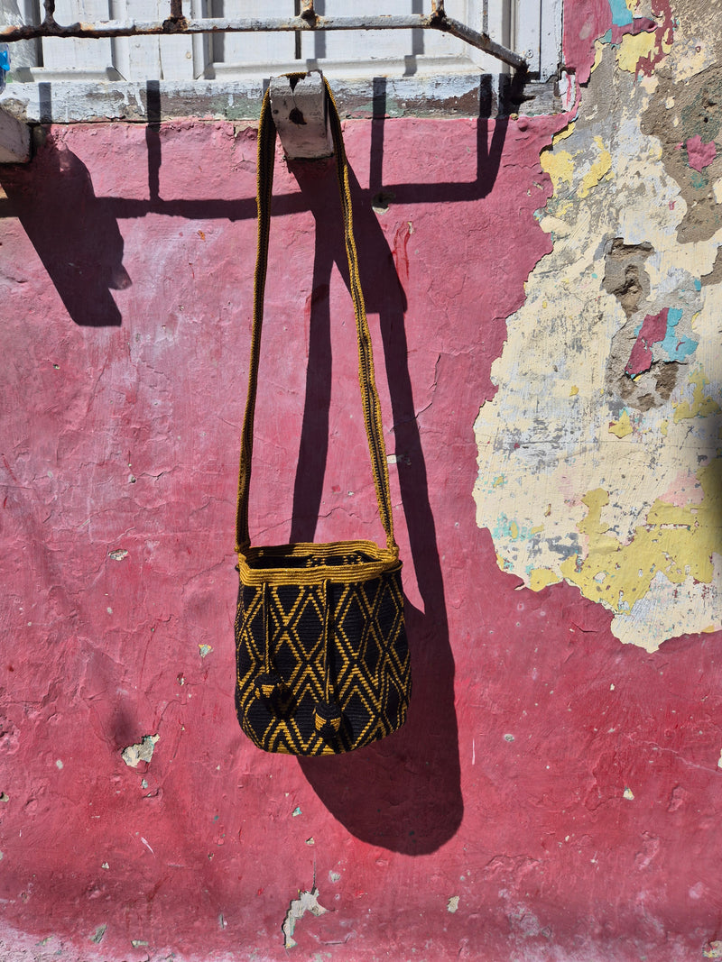 Wayuu Mochila mediano • single thread • hilo de seda • Black & Gold