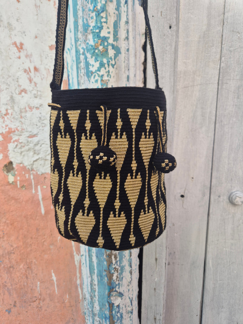 Wayuu LOVE Mochila mediano • single thread • hilo de seda • Black & Gold