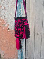 Wayuu Mochila • Black Fuchsia